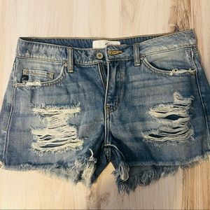KanCqn ripped Jean shorts size medium, great condition
